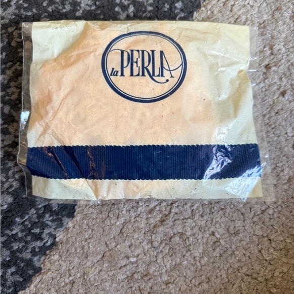 La Perla 34B Lace Bra, underwire, coral - no padding - Italy Size 2. - Picture 7 of 7